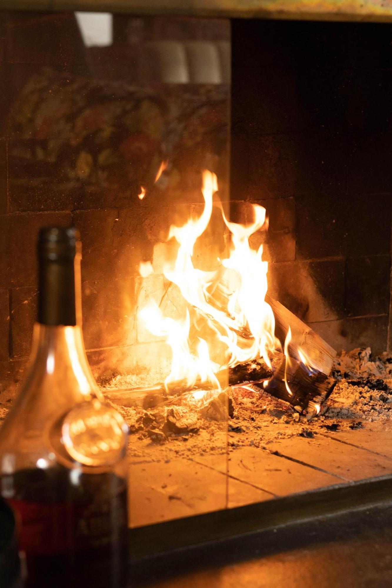 Hotel Pigalle Гьотеборг Екстериор снимка A fire in a fireplace