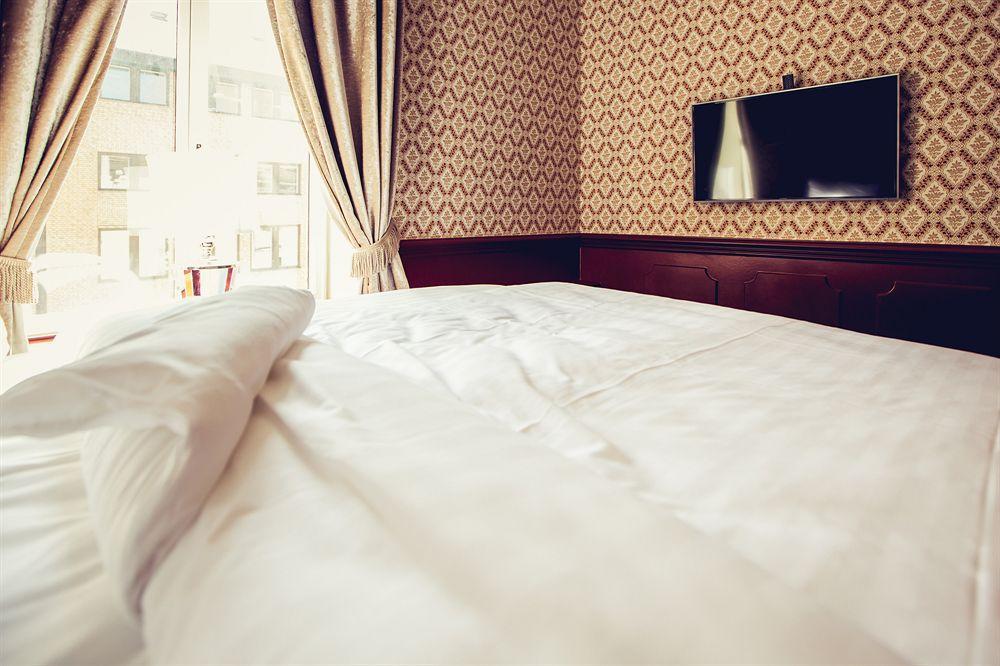 Hotel Pigalle Гьотеборг Екстериор снимка A bed