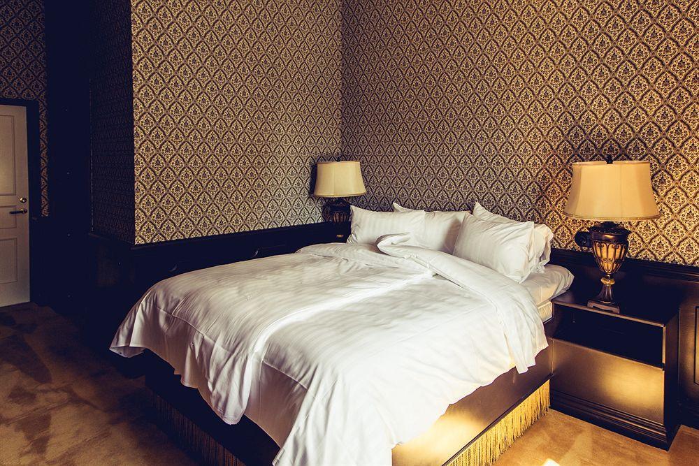 Hotel Pigalle Гьотеборг Екстериор снимка A bed with a duvet