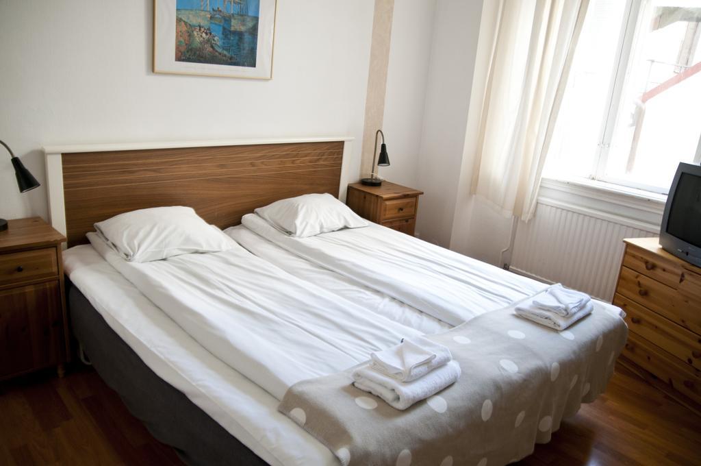 Hotel Pigalle Гьотеборг Стая снимка A bed with a mattress and a duvet