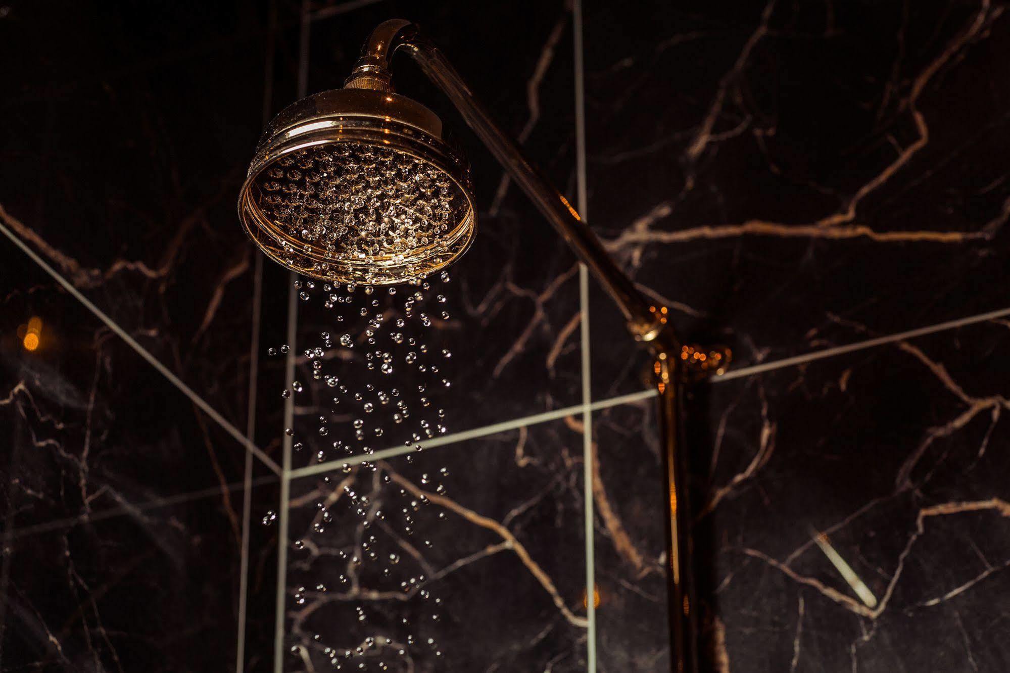 Hotel Pigalle Гьотеборг Екстериор снимка Showering